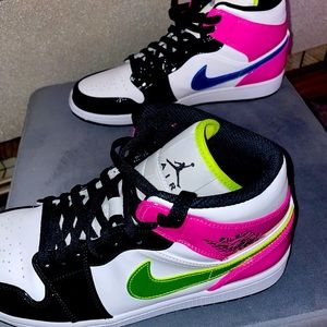 Air Jordan 1 Mid SE ‘Cyber Active Fuchsia’